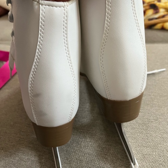 Classic White Women's Ice Skates - Picture 6 of 9